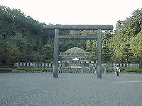 昭和天皇武蔵野陵の全景(33.7KB)